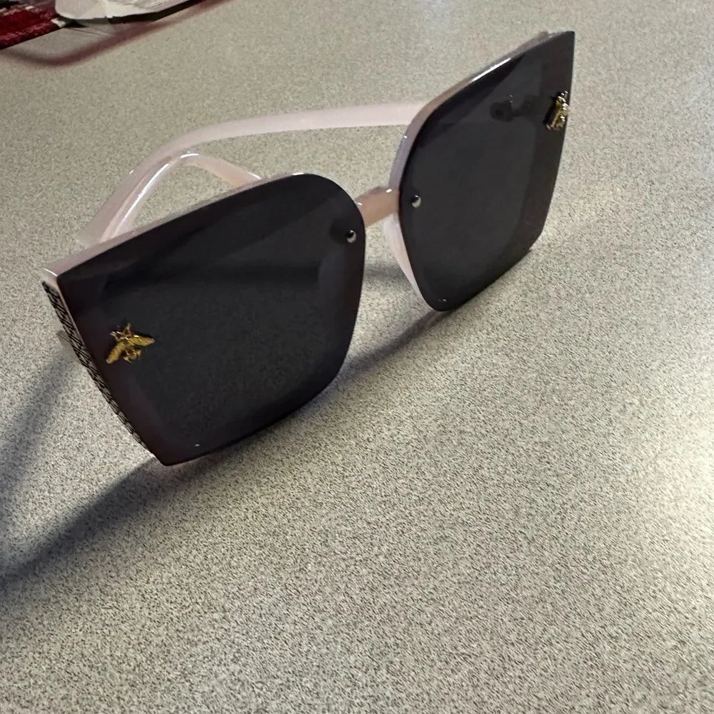 Light Pink or blk Square Fashion Sunglasses with Gold Bee Accent